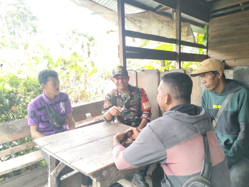 Babinsa Koramil 02/Tebing Tinggi Gelar Komsos dengan Warga Desa Sungai Gayung Kiri