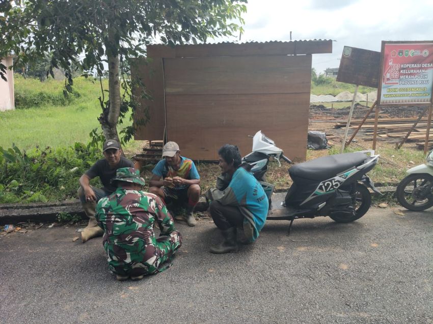 Melalui Komsos, Serda Eka Rafiz Ingatkan Warga Selatpanjang Pentingnya Jaga Lingkungan