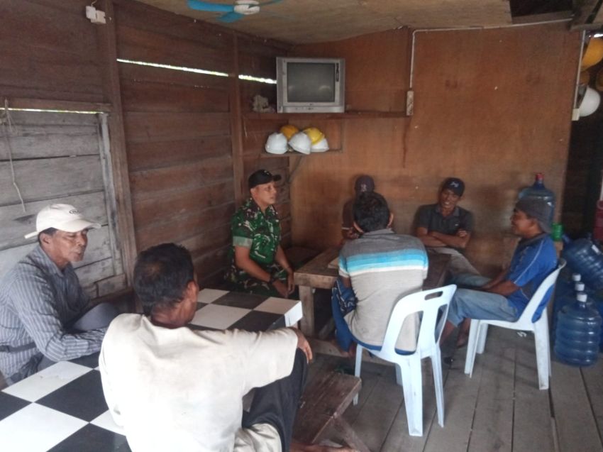 Lewat Komsos, Babinsa Koramil 02/Tebing Tinggi Perkuat Silaturahmi dengan Warga Tanjung Samak