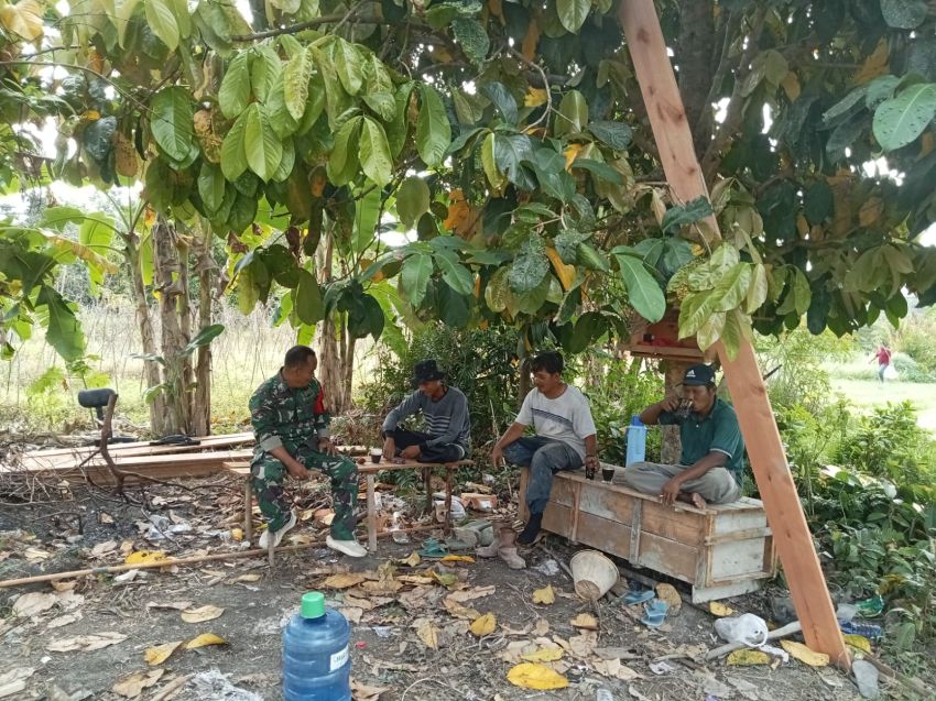 Komsos Babinsa di Desa Insit, Pererat Silaturahmi dan Jaga Kondusivitas Wilayah