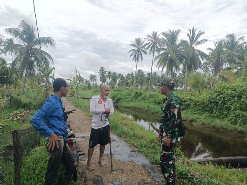Pratu Riski Nurdiansah Laksanakan Komsos Bersama Warga Desa Lemang