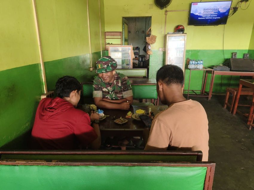 Babinsa Koramil 02/Tebing Tinggi Perkuat Komsos Bersama Warga Selatpanjang Kota