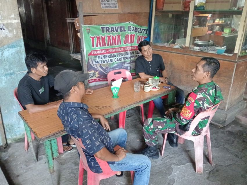 Babinsa Koramil 02/Tebing Tinggi Gelar Komsos Bersama Warga Selat Panjang Barat