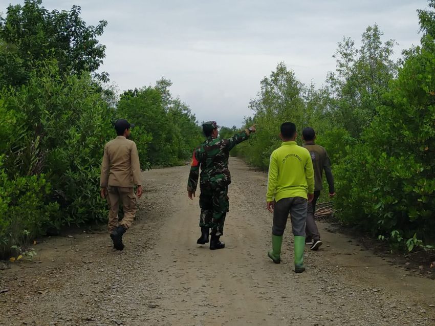 Babinsa Posramil Tebing Tinggi Barat Bersama MPA Patroli Karhutla di Desa Alai