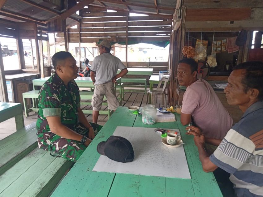 Gelar Komsos, Serda Dedi Hermansyah Ajak Warga Tanjung Samak Jaga Keamanan dan Kebersihan Lingkungan