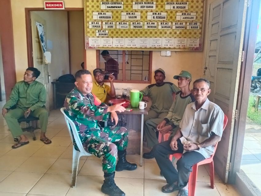 Sertu Zulkarnain Laksanakan Komsos Bersama Warga Desa Mekarbaru