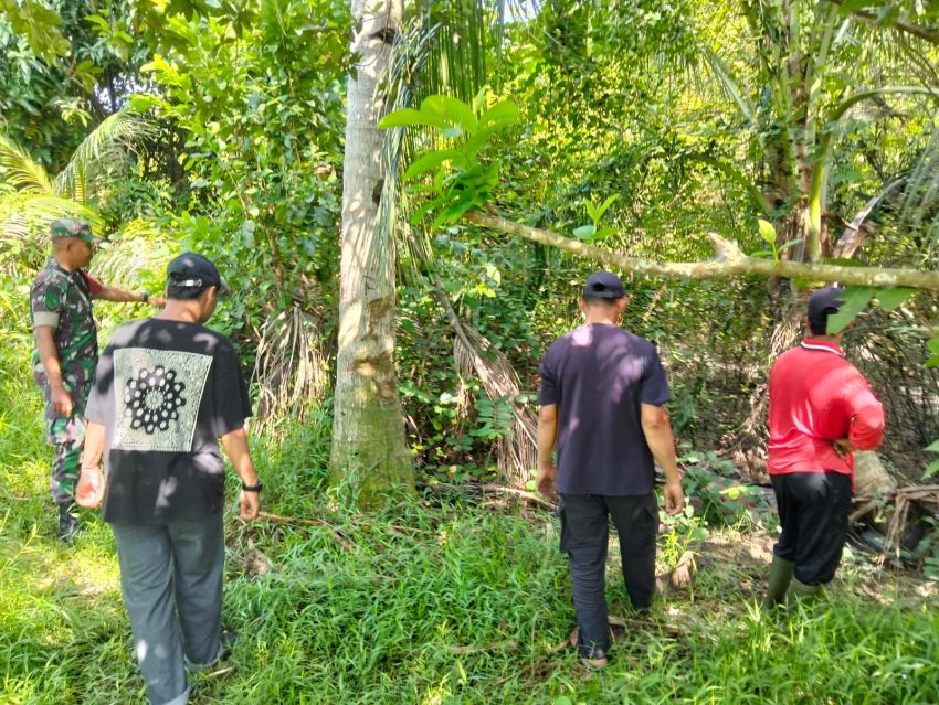 Serda Lasidi Bersama Warga Patroli Karhutla di Desa Tanah Merah