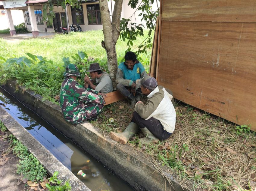 Melalui Komsos, Serda Eka Rafiz Ajak Warga Selatpanjang Peduli Lingkungan