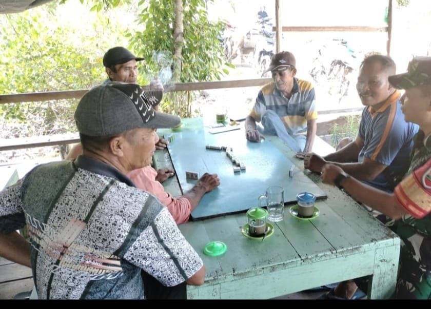 Babinsa Koramil 02/Tebing Tinggi Lakukan Komsos Bersama Warga Desa Tanjung Darul Takzim