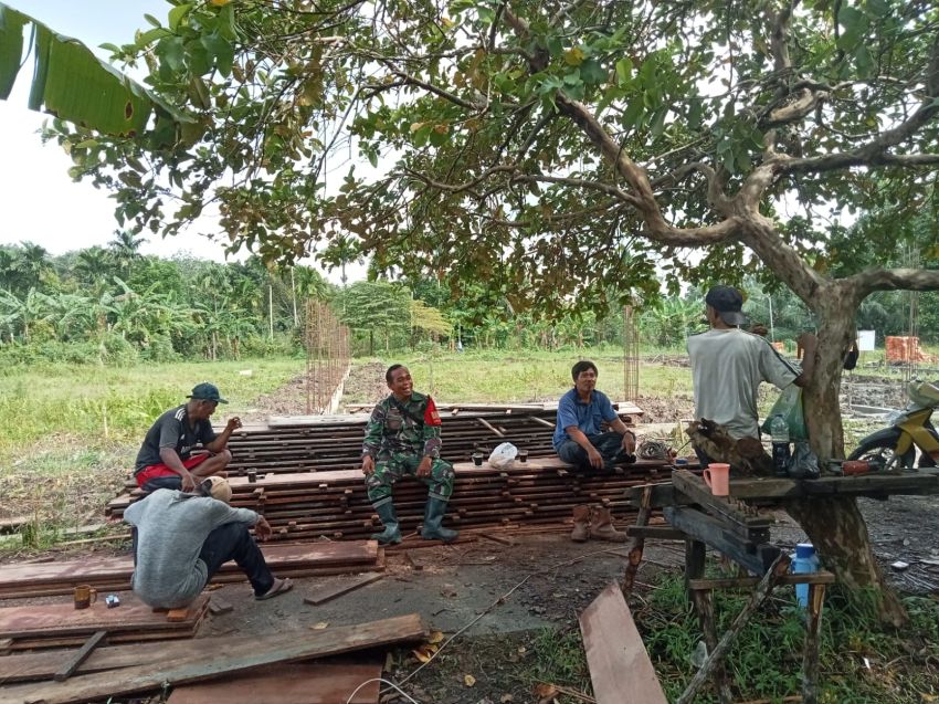 Babinsa Koramil 02/TT Jalin Silaturahmi Lewat Komsos di Desa Insit