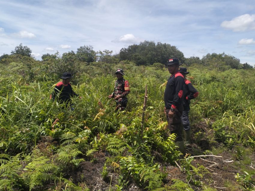 Babinsa Posramil Rangsang Bersama MPA Patroli Karhutla di Desa Sungai Gayung Kiri
