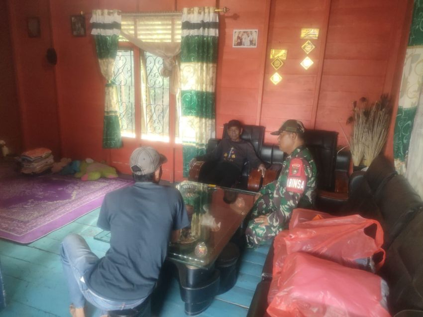 Sertu Herman Perkuat Silaturahmi Lewat Komsos di Desa Banglas