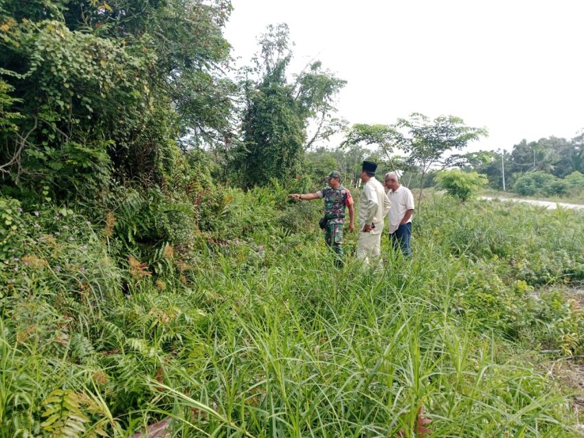 Serma E. Sembiring Bersama Staf Desa Patroli Karhutla di Desa Bantar