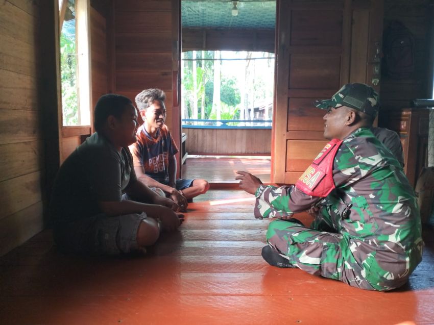 Babinsa Koptu Masran Gelar Komsos di Sungai Gayung Kiri