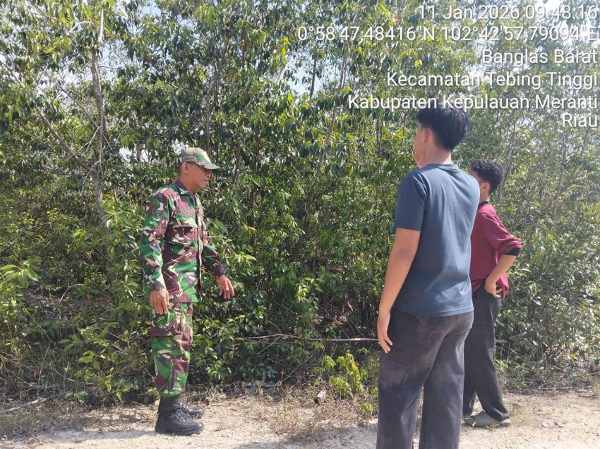Sertu Pardin P Bersama MPA Patroli Karhutla di Selatpanjang Timur