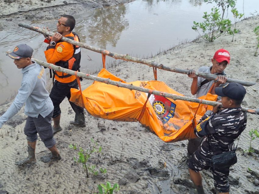 Terjang Gelombang 4 Meter, Tim SAR Meranti Berhasil Evakuasi Dua Jenazah di Jalur Internasional