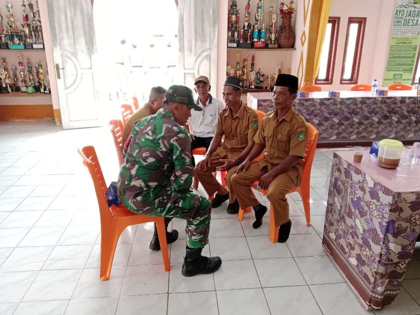 Babinsa Koramil 02/Tebing Tinggi Laksanakan Komsos Bersama Warga Desa Bantar