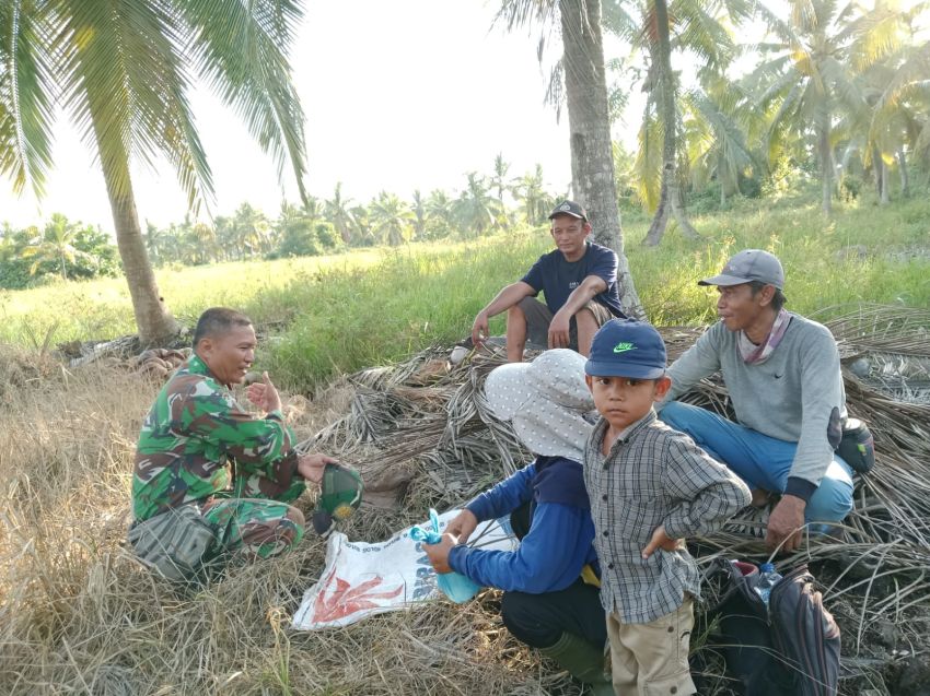 Babinsa Koramil 02/Tebing Tinggi Gelar Komsos Bersama Warga Desa Bantar
