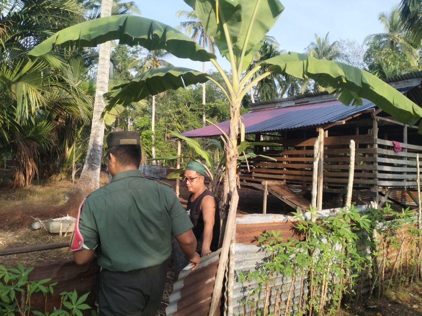 Babinsa Koramil 02/Tebing Tinggi Cek PMK pada Ternak Kambing di Desa Repan