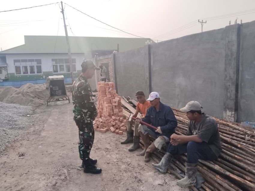 Babinsa Koramil 02/Tebing Tinggi Gelar Komsos Bersama Warga Desa Alahair Timur