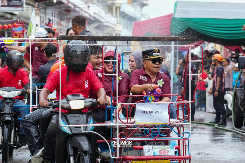 Festival Perang Air Dimulai, Dibuka Bupati Asmar Dilepas Oleh Kapolda Riau