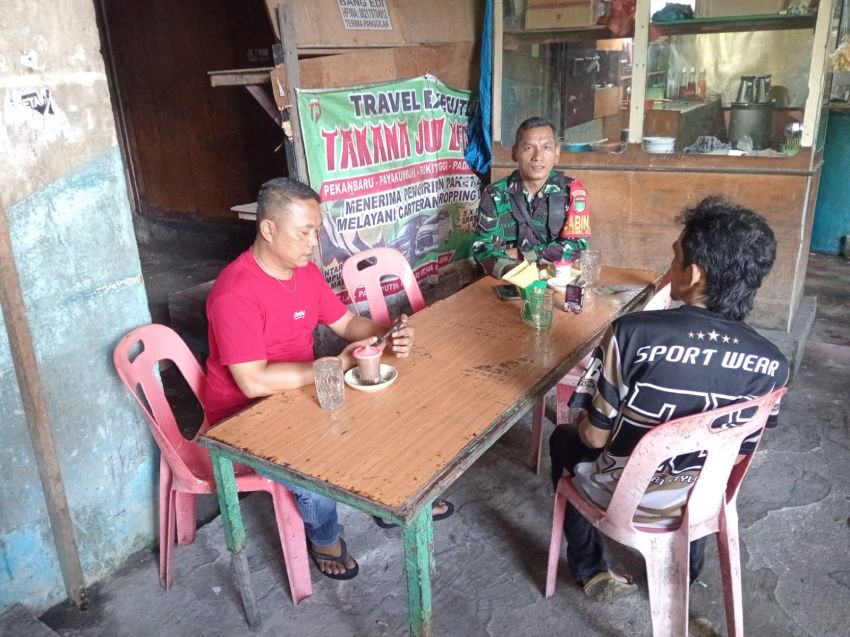 Komsos di Selatpanjang Barat, Babinsa Ajak Warga Aktif Gotong Royong