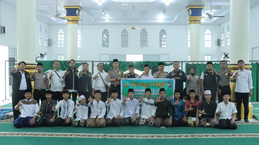 Polres Meranti Berbagi Takjil Sekaligus Kenalkan Call Center 110 kepada Santri