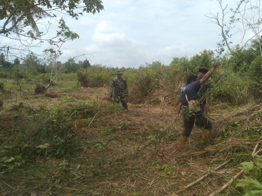 Babinsa Koramil 02/Tebing Tinggi Bersama Warga Patroli Karhutla di Desa Bantar