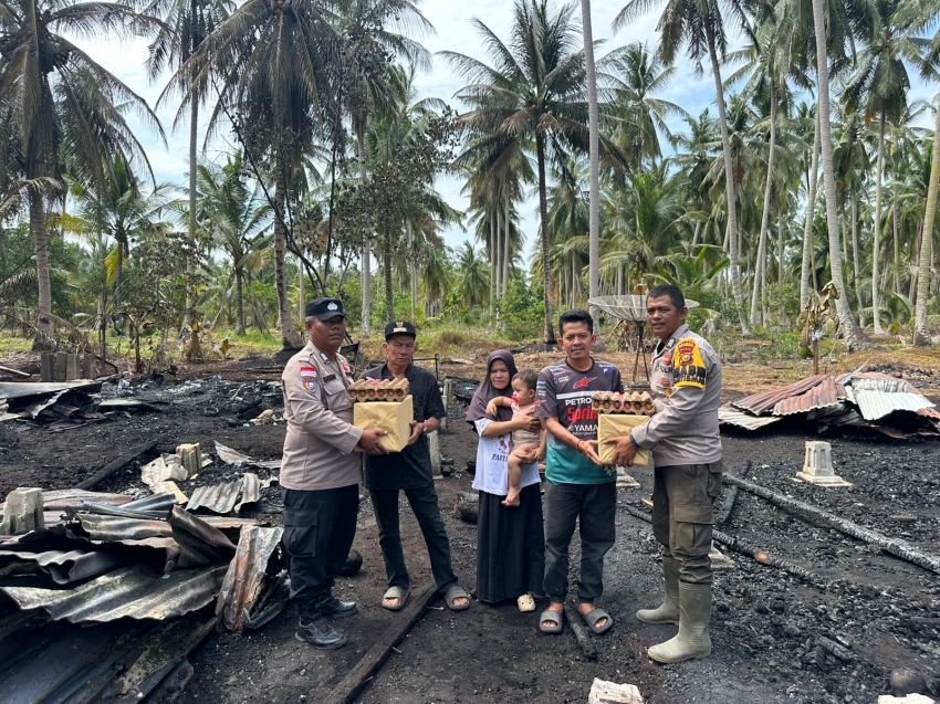 Sentuhan Empati Polsek Rangsang untuk Korban Kebakaran Rumah di Desa Tanjung Bakau