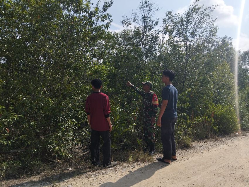 Sertu Pardin Paramay Bersama MPA dan Warga Gelar Patroli Karhutla di Selatpanjang Timur