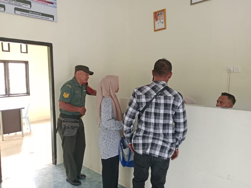 Babinsa Koramil 02/Tebing Tinggi Perkuat Sinergi dengan Staf Desa Bantar Lewat Komsos