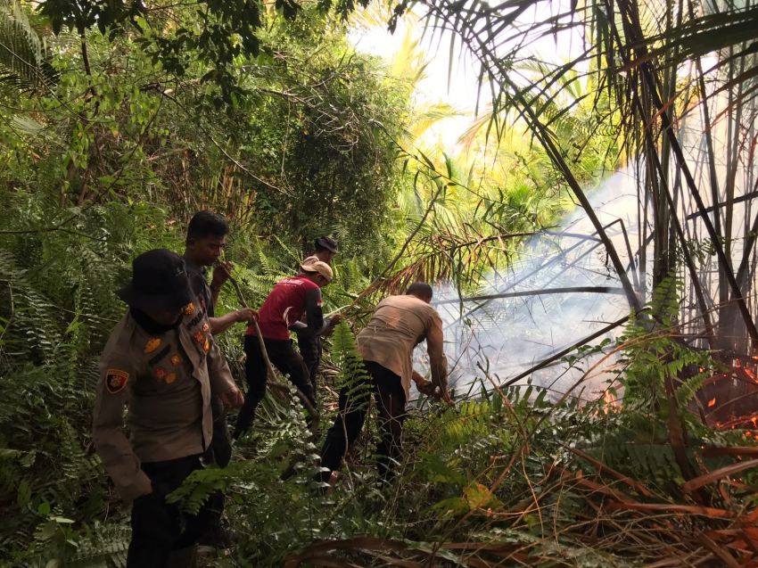 Respons Cepat Aduan Warga Via Call Center 110, Polres Meranti Padamkan Karhutla di Desa Insit