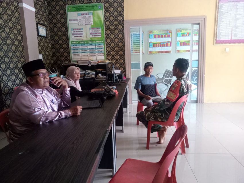 Sertu Amsyaya Komsos di Desa Insit, Ajak Warga Peduli Lingkungan