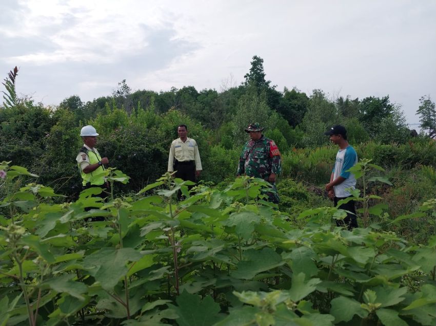 Cegah Karhutla, Praka James Sisir Dusun 3 Desa Repan