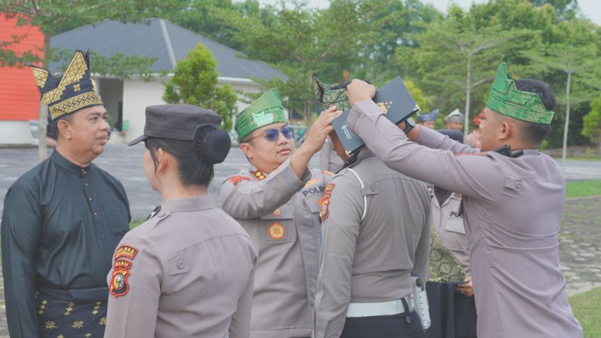 Dukung Program Kapolda Riau, Personel Polres Meranti Kenakan Tanjak dan Selempang Tiap Jumat