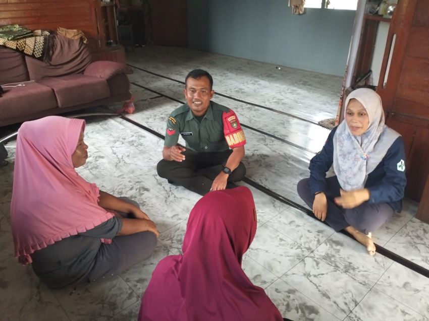 Koptu Masran Komsos Bersama Warga Sungai Gayung Kiri, Bahas KB dan Kebersihan Desa