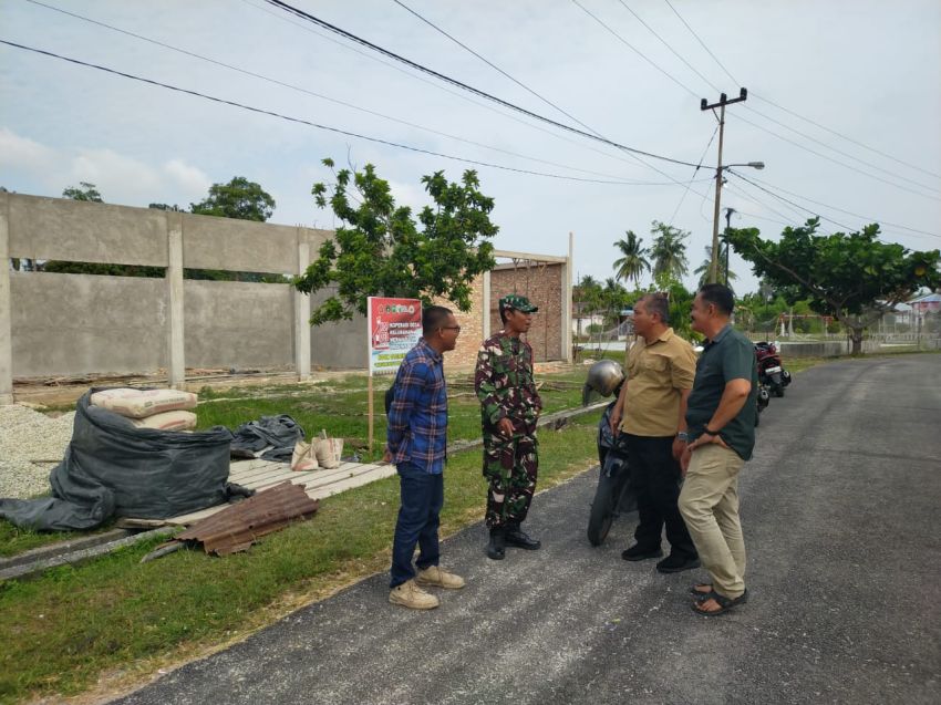 Babinsa Posramil Tebingtinggi Barat Komsos Bahas Pembangunan Koperasi Desa Merah Putih di Alai