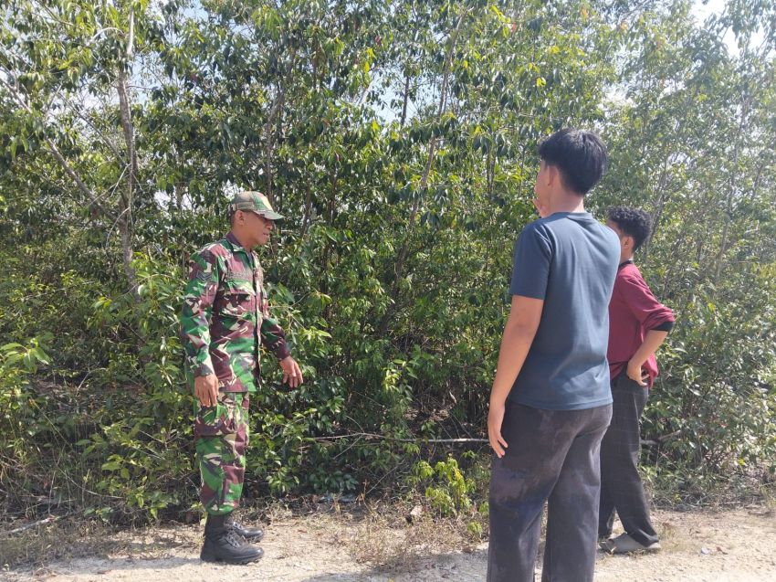 Babinsa Koramil 02/Tebing Tinggi bersama MPA dan Masyarakat Patroli Karhutla di Selatpanjang Timur