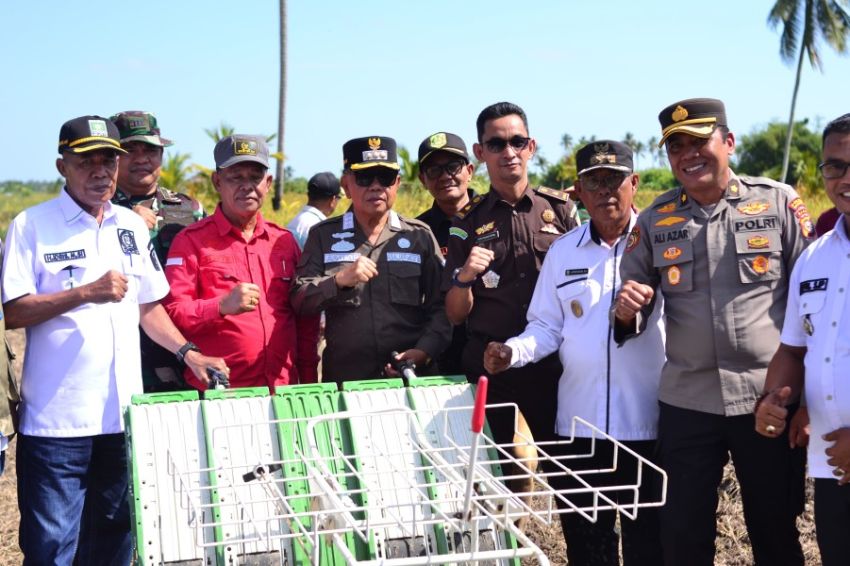 Panen Raya di Mekar Baru, Bupati Asmar Tegaskan Komitmen Meranti Dukung Swasembada Pangan