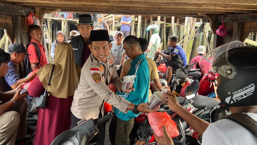 Ramadhan Penuh Berkah, Polres Meranti Bagikan 100 Paket Takjil di Penyeberangan Kempang
