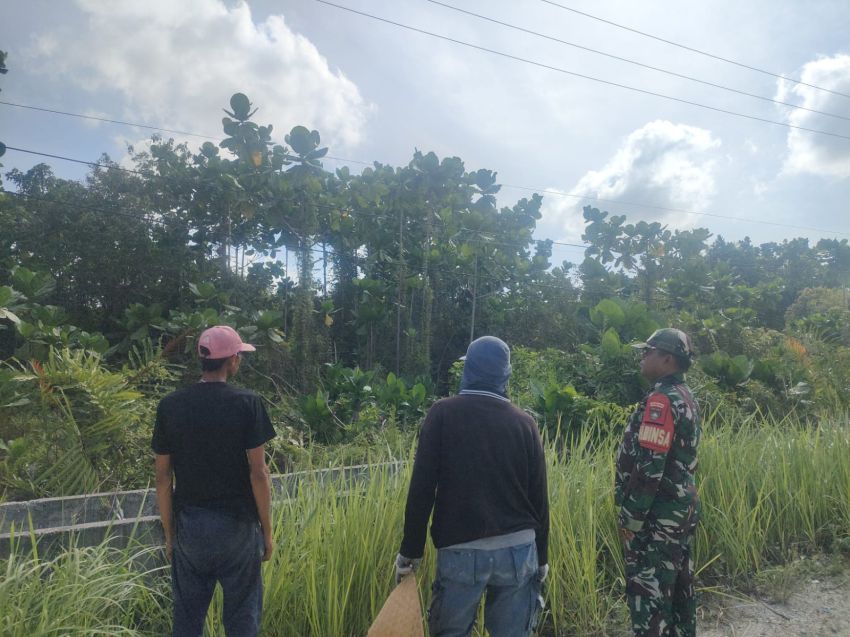Patroli Karhutla di Banglas, Babinsa Ajak Warga Jaga Lingkungan
