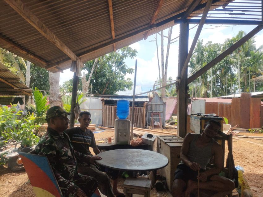 Komsos Babinsa di Desa Banglas, Warga Diminta Jaga Kebersihan dan Ketertiban