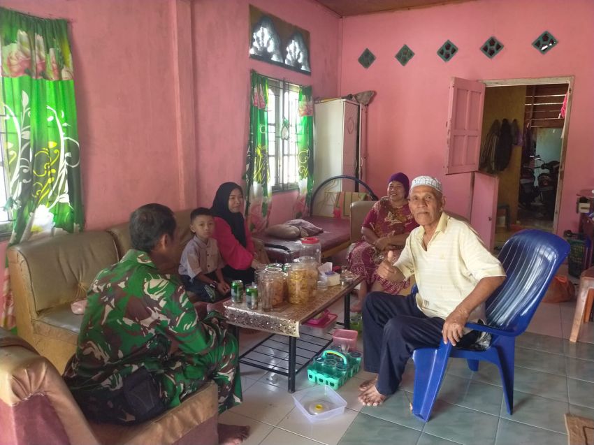 Momen Idulfitri, Babinsa Ajak Warga Alai Perkuat Silaturahmi dan Kamtibmas