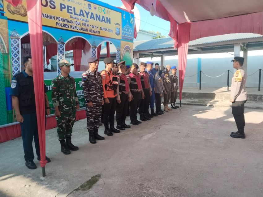 Babinsa dan Aparat Gabungan Amankan Arus Mudik di Pelabuhan Tanjung Harapan