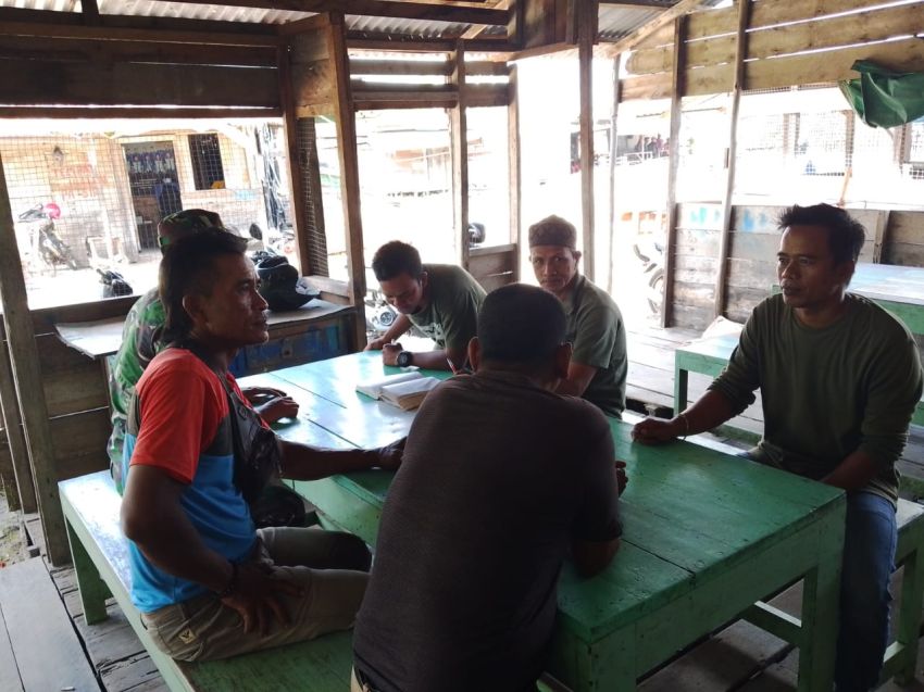 Lewat Komsos, Babinsa Edukasi Warga Selatpanjang Soal Keselamatan Kerja dan Bahaya Karhutla