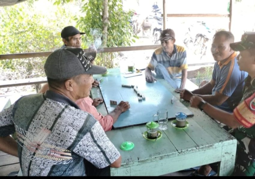 Babinsa Koramil 02/Tebing Tinggi Gelar Komsos di Desa Tanjung, Warga Diimbau Jaga Keamanan dan Hindari Bakar Lahan