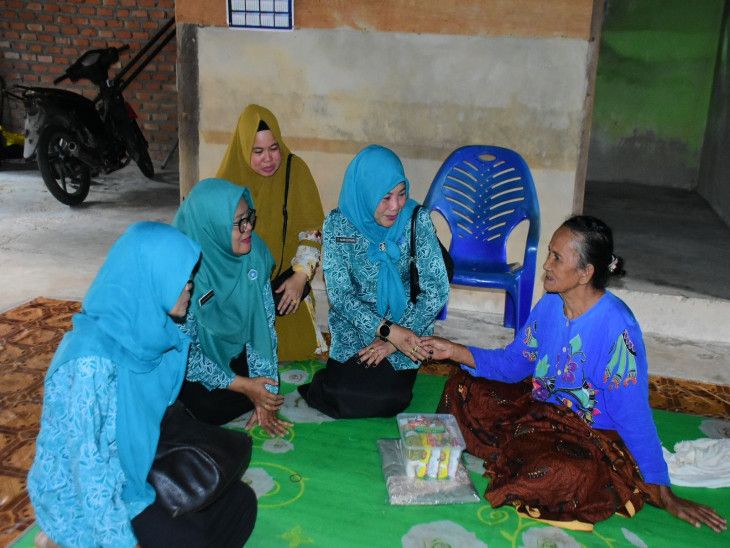 TP PKK Kabupaten Kampar Berbagi Sembako untuk Lansia di Buluh Cina