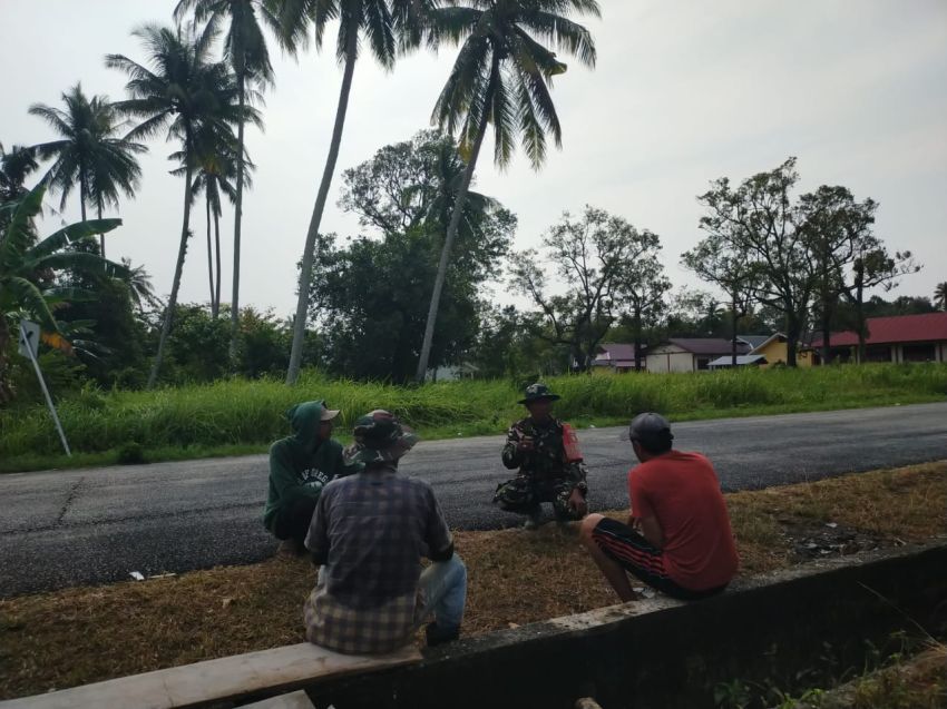 Babinsa Posramil Tebing Tinggi Barat Gelar Komsos Bahas Koperasi Desa Merah Putih di Alai