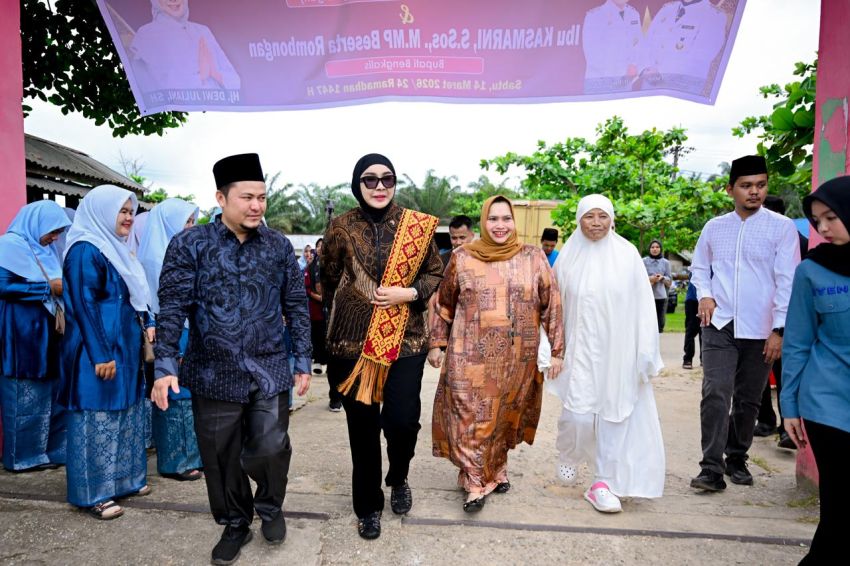 Bupati Kasmarni dan Anggota DPR RI Dewi Juliani Serahkan 2.700 Paket Sembako di Pinggir