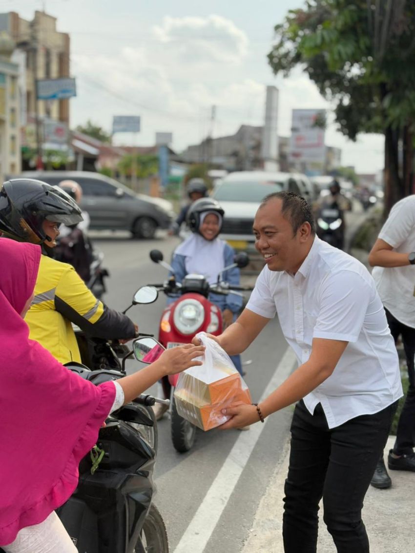 Tebar Berkah Ramadhan, Imigrasi Pekanbaru Hadirkan Senyum Lewat Berbagi Takjil Gratis